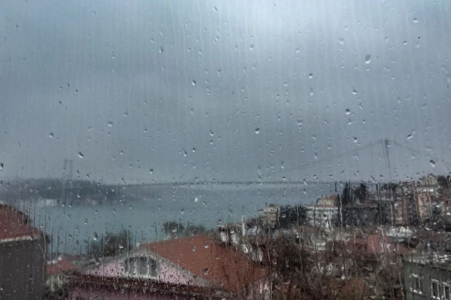 İstanbul için fırtına ve sağanak alarmı! Valilik uyardı 