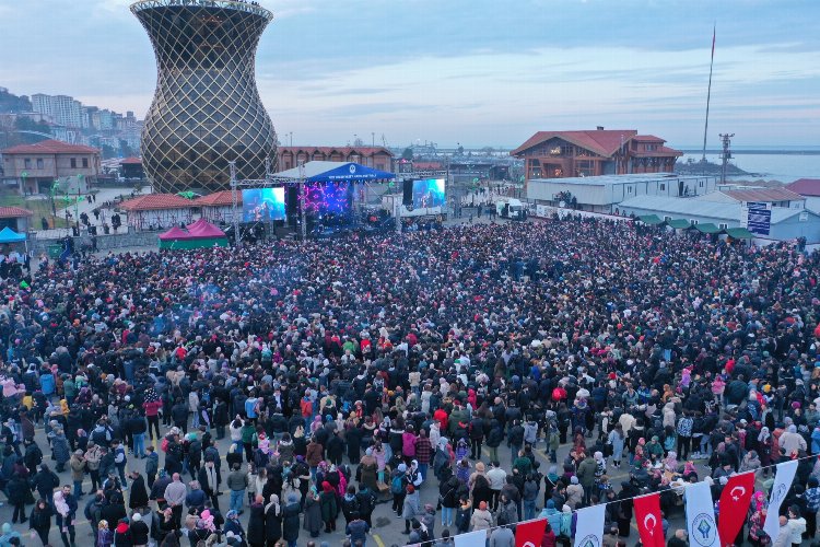9 mangal standında 2,5 ton hamsi pişirildi -