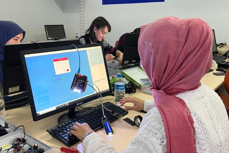 99 robotik eğitmene kodlama eğitimi -