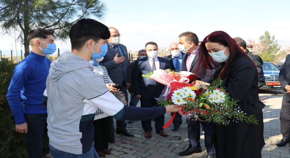 Siirt'te Vali Hacıbektaşoğlu, eşi ile birlikte çocuk evlerini ziyaret etti