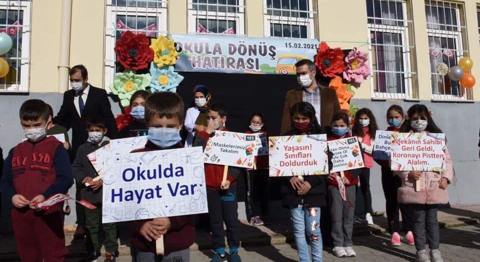 Kırşehir'de öğretmenlerden öğrencilere şiirli karşılama