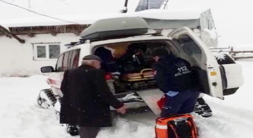Ardahan'da yaşlı hastanın imdadına kar ambulansı yetişti