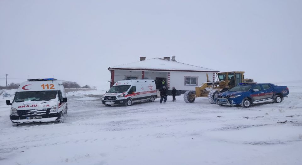 Hamile kadını taşıyan ambulansa kurtarma operasyonu