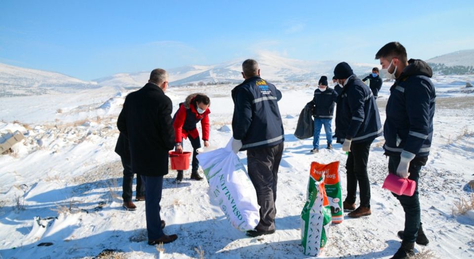 Kırşehir'de yaban hayvanlarına mama ve kulübü desteği