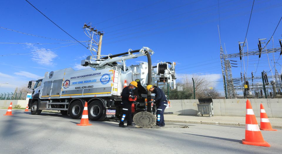 Denizli DESKİ alt yapı hatlarını temizliyor