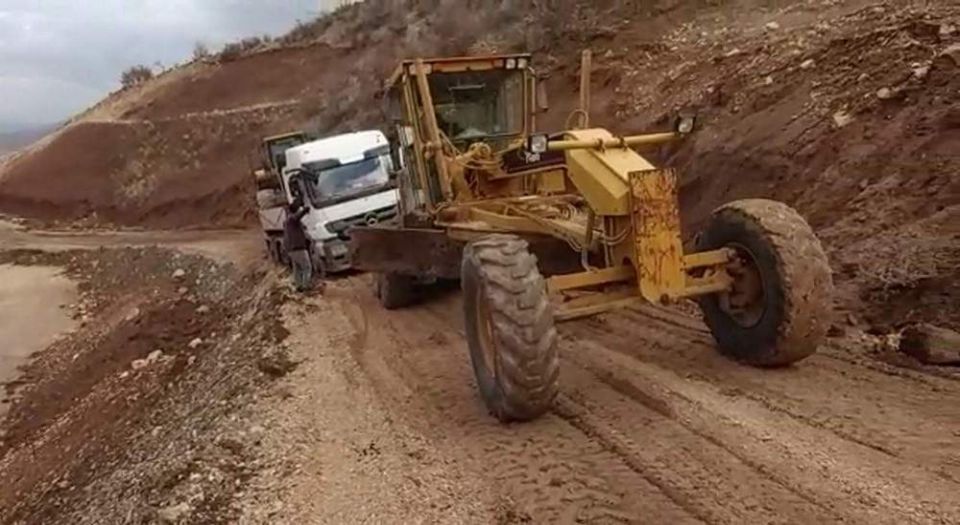 Siirt Eruh'ta çamura saplanan tır kurtarıldı