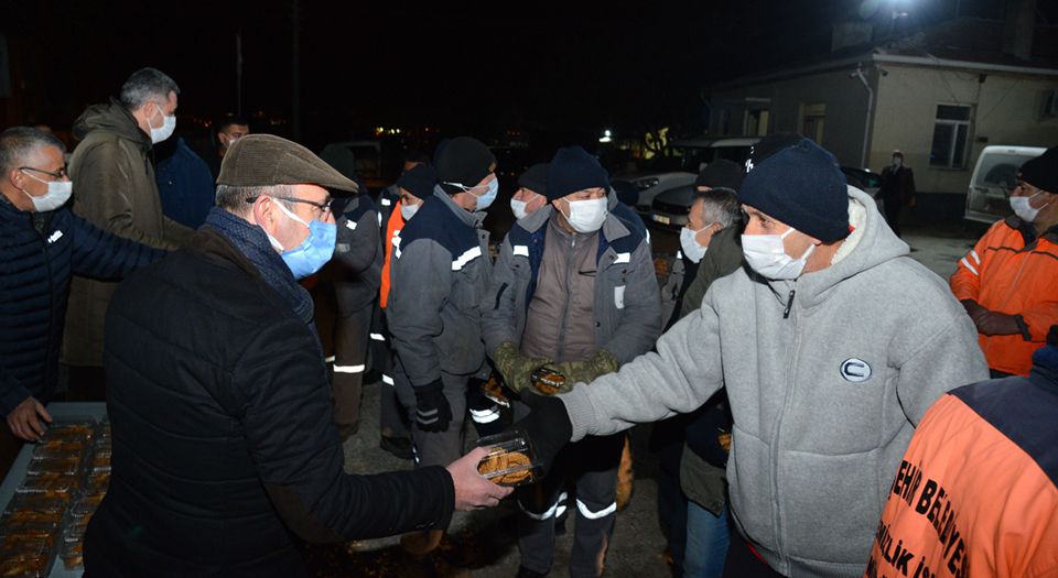 Kırşehir'de Başkan Ekicioğlu, gece mesaisi yapan personelinin kandilini kutladı