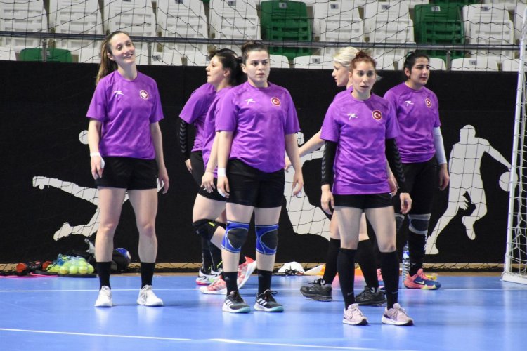 A Milli Kadın Hentbol Takımı, Giresun'da medya ile buluştu -