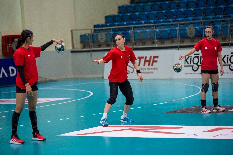A Milli Kadınlar Büyük Britanya'ya hazırlanıyor -