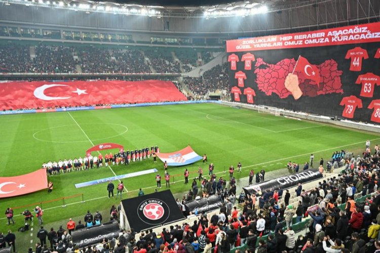 A Millilerimiz evinde mağlup! -