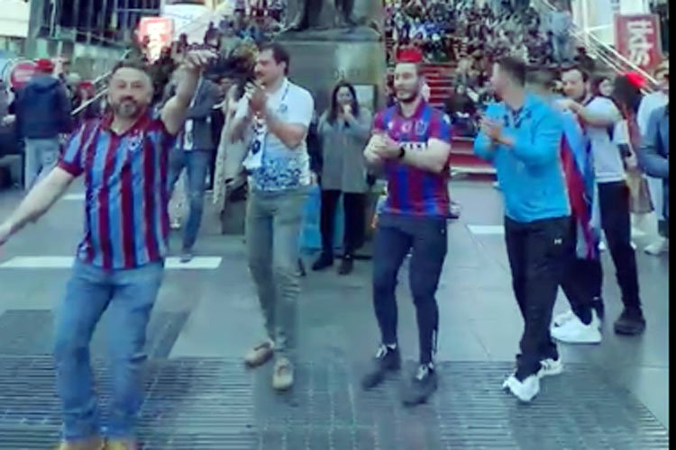 ABD'de Trabzonsporlu taraftarlar kolbastı oynayıp, horon tepti -