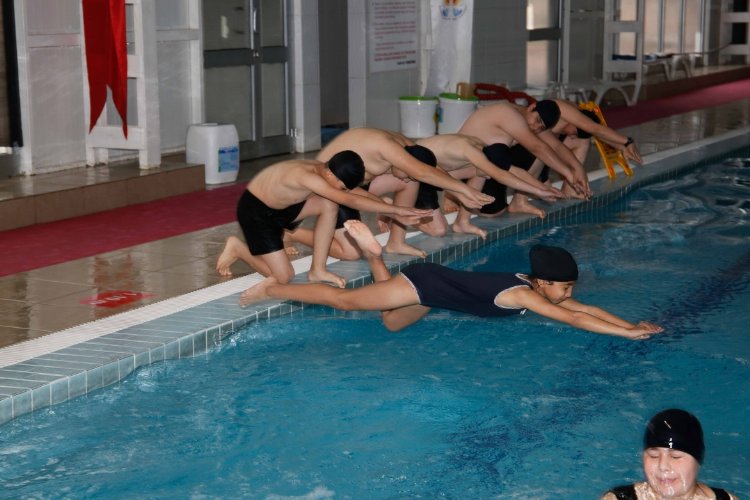 Adana’da gençler yaz-kış yüzme kursu -