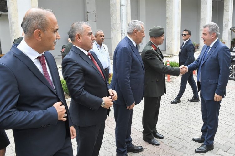 Adana Valisi vatandaşlarla bayramlaştı -