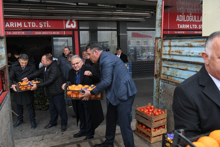 Adıyaman'a 2 yardım kamyonu -