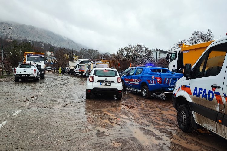 Adıyaman-Çelikhan karayolu geçici olarak araç trafiğine kapatıldı -