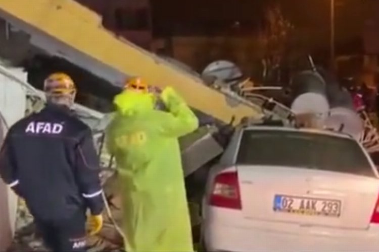 Adıyaman'da 4 katlı ağır hasarlı bina çöktü! -
