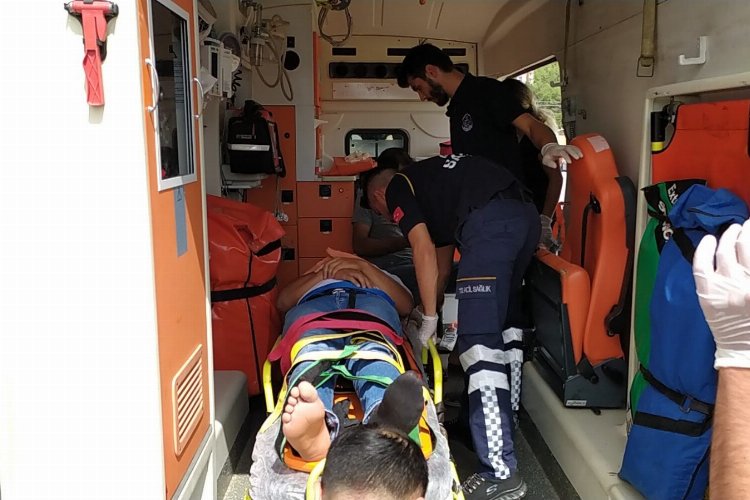 Adıyaman'da bir otomobil kaldırımda oturanlara çarptı! -