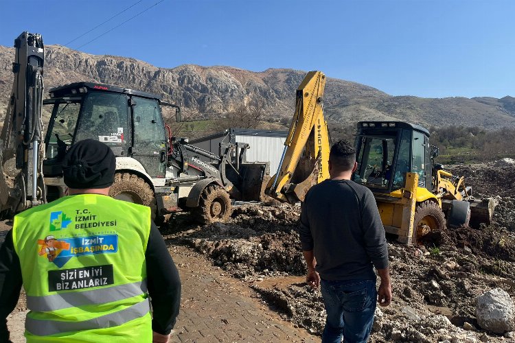 Adıyaman'da çamura saplanan iş makinası kurtarıldı -