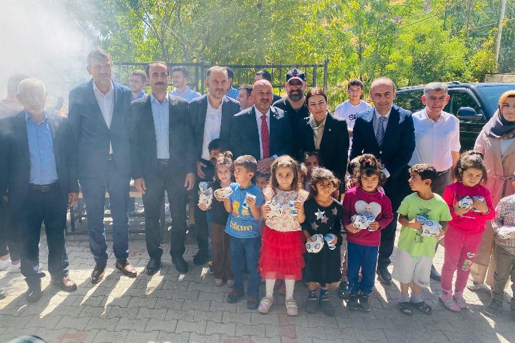 Adıyaman'da depremzede çocukların yüzlerini güldürdüler -