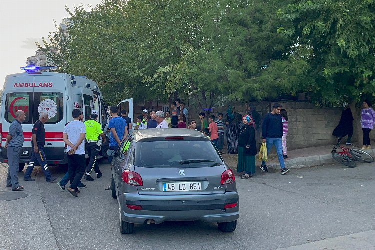 Adıyaman'da elektrik bisiklet sürücüsü otomobile çarptı -
