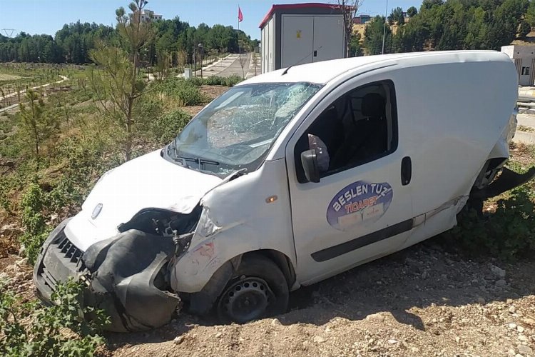 Adıyaman'da hafif ticari araç şarampole devrildi: 1 yaralı -