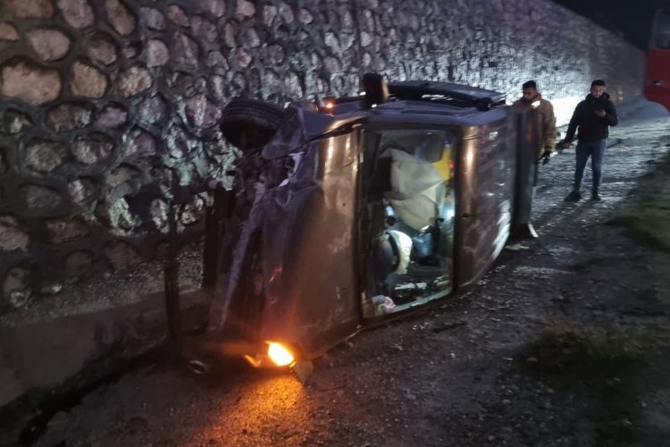 Adıyaman'da hafif ticari araç şarampole devrildi: 4 yaralı -