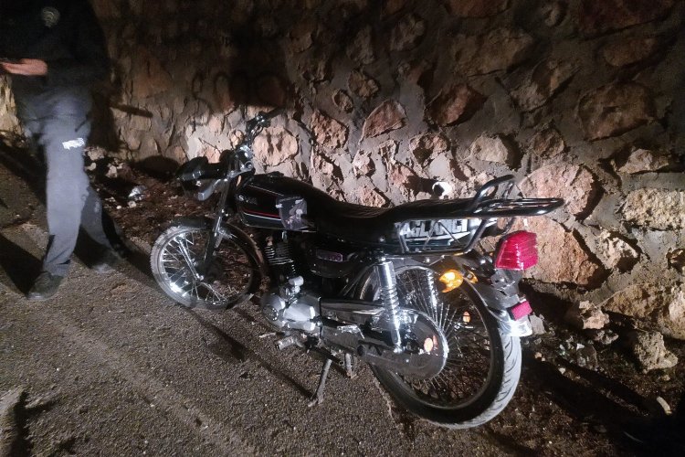 Adıyaman'da hem plakasız, hem şase numarasız motosikletin sürücüsüne gözaltı -