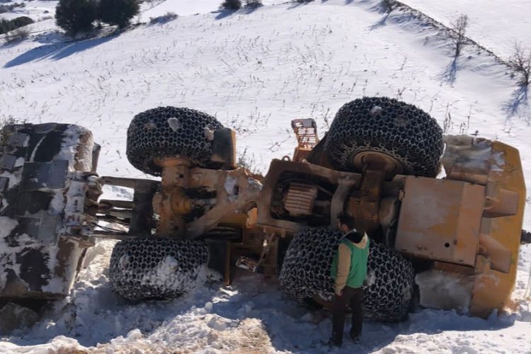 Adıyaman’da kar temizliği yapan kepçe devrildi -