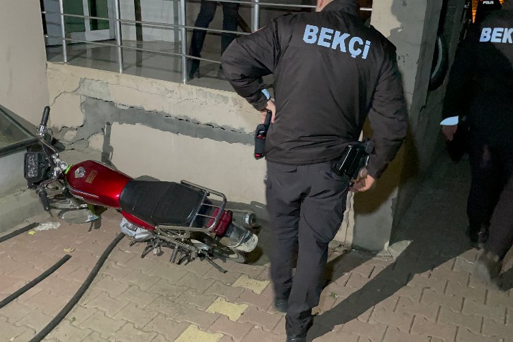 Adıyaman'da karşısında bekçileri gören motosiklet hırsızı kaçtı -