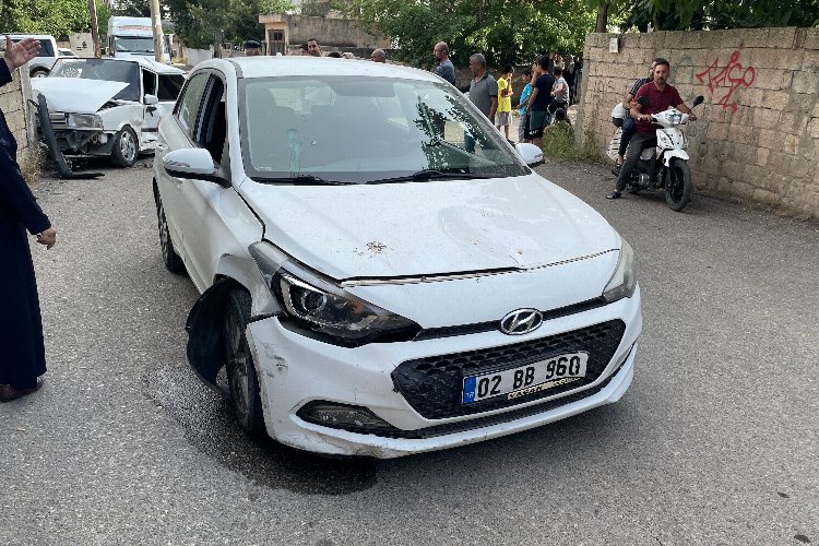 Adıyaman'da kavşakta çarpıştılar: 2 yaralı -