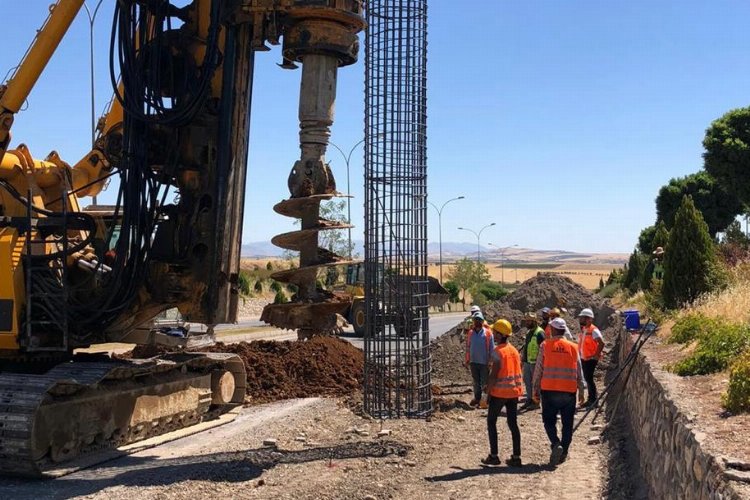 Adıyaman'da köprülü kavşak için ilk kepçe -