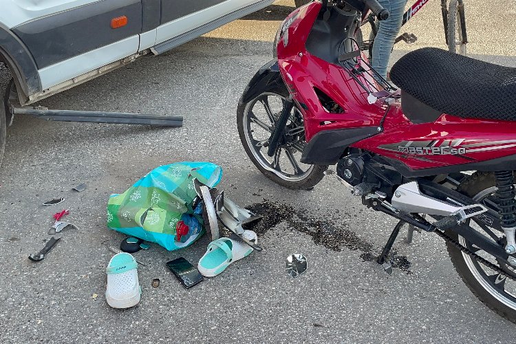Adıyaman’da minibüs ile motosiklet çarpıştı: 2 yaralı -