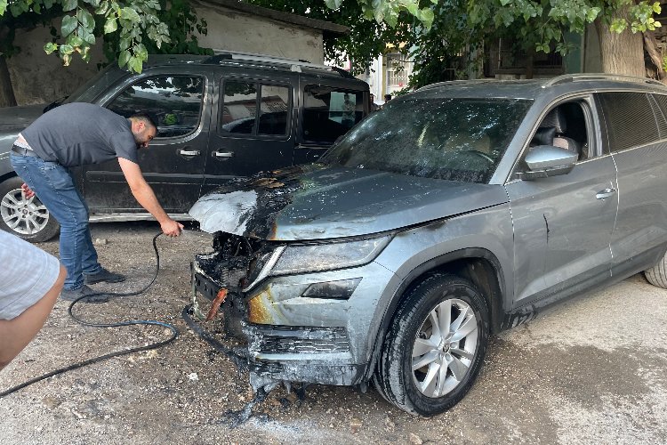 Adıyaman'da park halindeki lüks otomobil alev alev yandı -