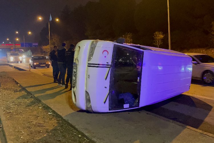 Adıyaman'da seyir halindeki minibüs takla attı! -