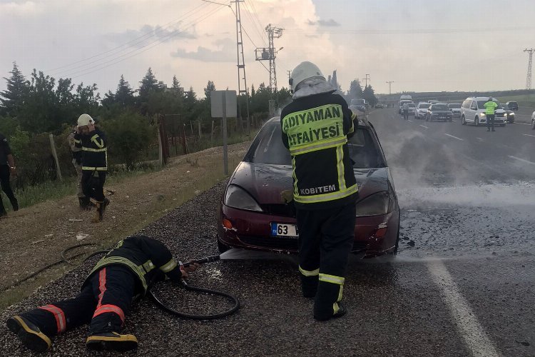 Adıyaman'da seyir halindeki otomobil yandı -