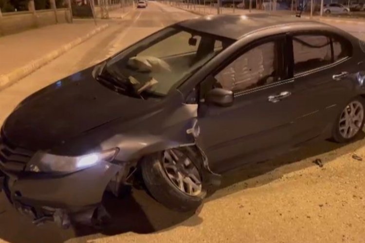 Adıyaman'da sürücü refüje çarptı -
