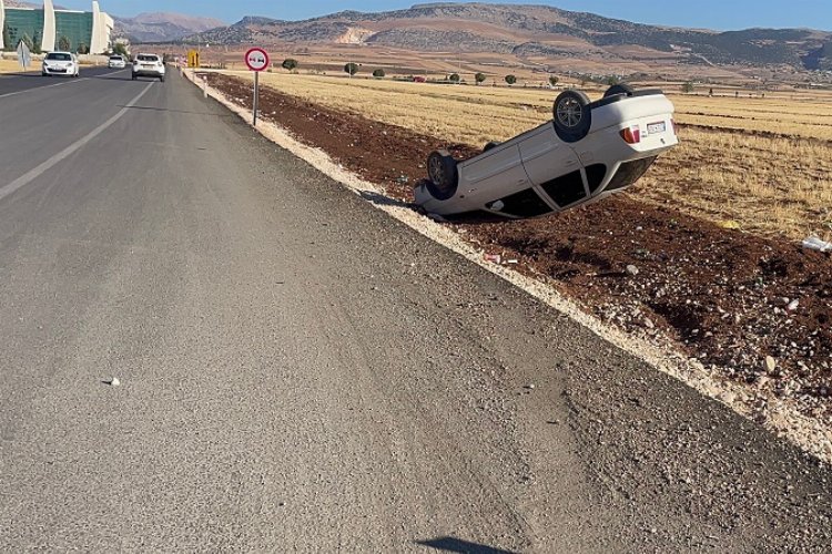 Adıyaman'da virajı alamayan otomobil takla attı: 2 yaralı -