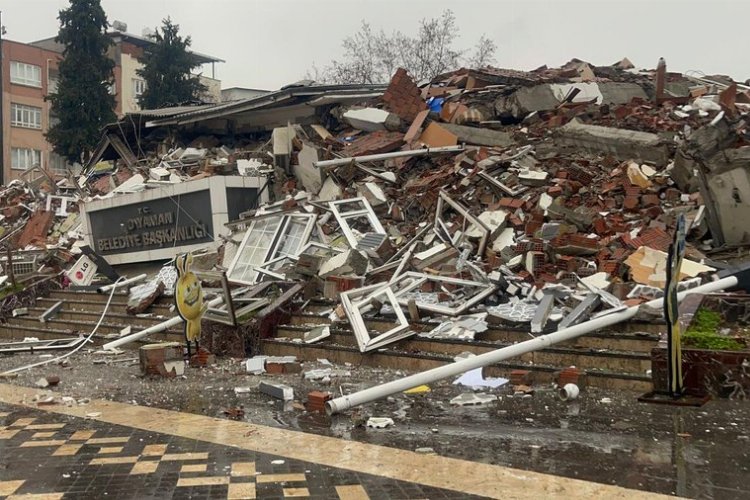 Adıyaman depremlerle yerle bir! Kurtarma ekipleri yetişemiyor -