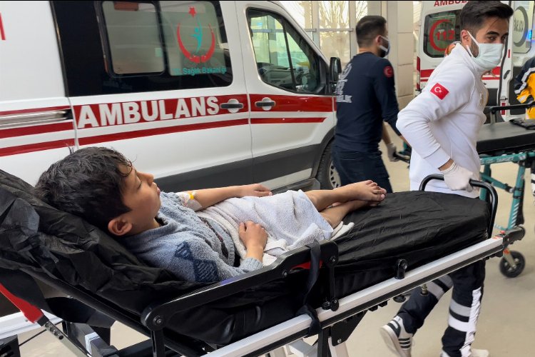 Adıyamanda damdan düşen çocuk hastanelik oldu -