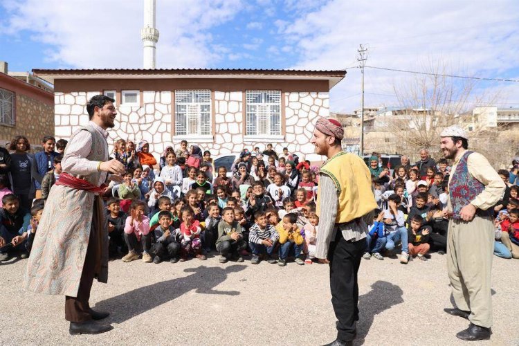 Adıyamanlı çocukların yüzleri orta oyunuyla güldü -