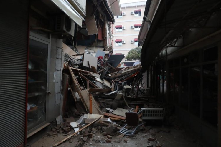 AFAD: Hasarlı yapılara girmeyin! -