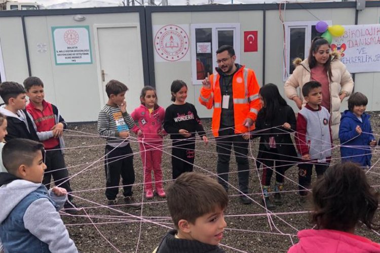 Afet bölgesinde psikososyal destek sürüyor -