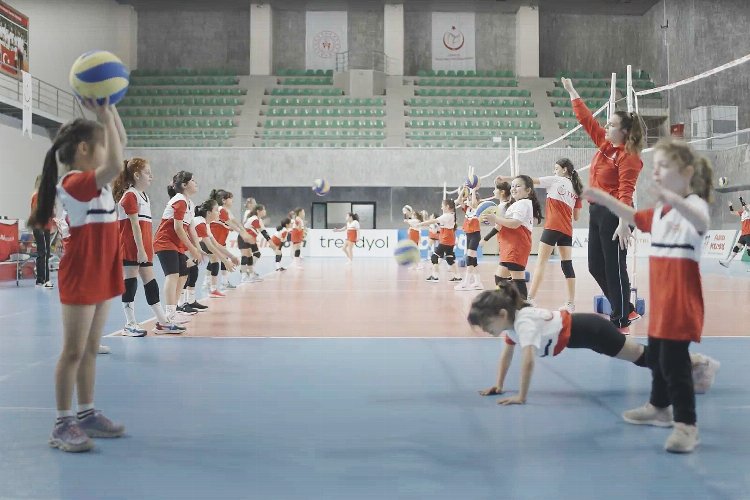 Afet bölgesindeki çocuklara voleybollu moral -