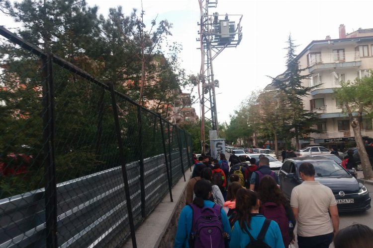 Afyonkarahisar'da okul yolunda büyük tehlikede! -