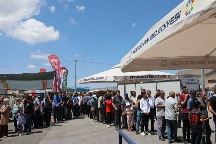 Ahmet Çolakbayrakdar Erkilet'te vatandaşlarla bayramlaştı -