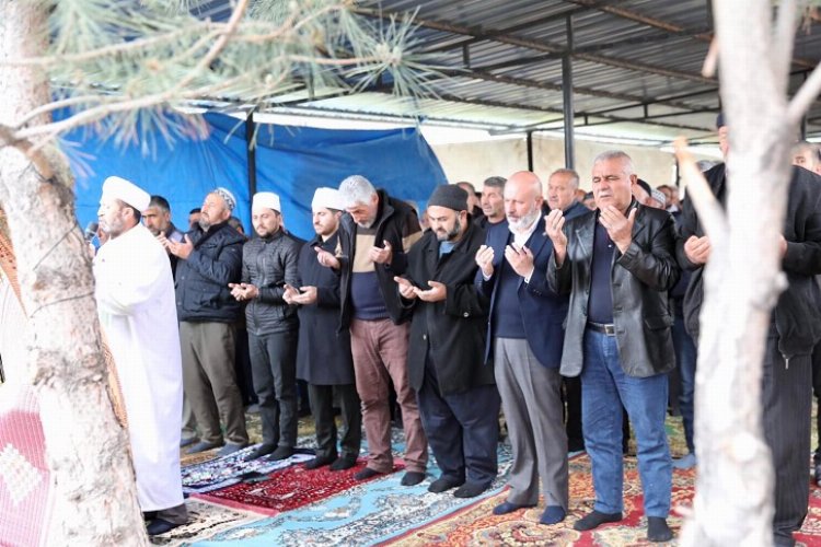 Ahmet Çolakbayrakdar şükür sofrasında -