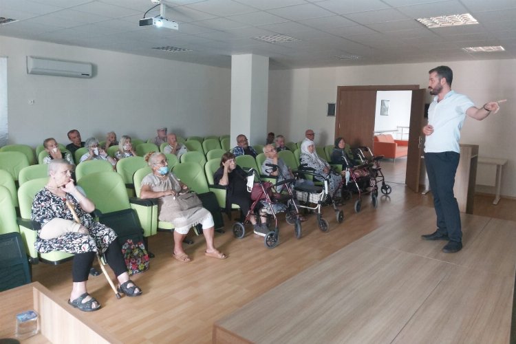 Aile Bakanlığı'ndan yaşlılara güvenli internet kullanımı eğitimi -