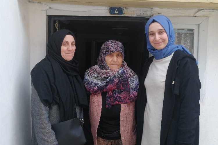 AK Kadınlar Pazaryeri’nde yaşlıları unutmadı -