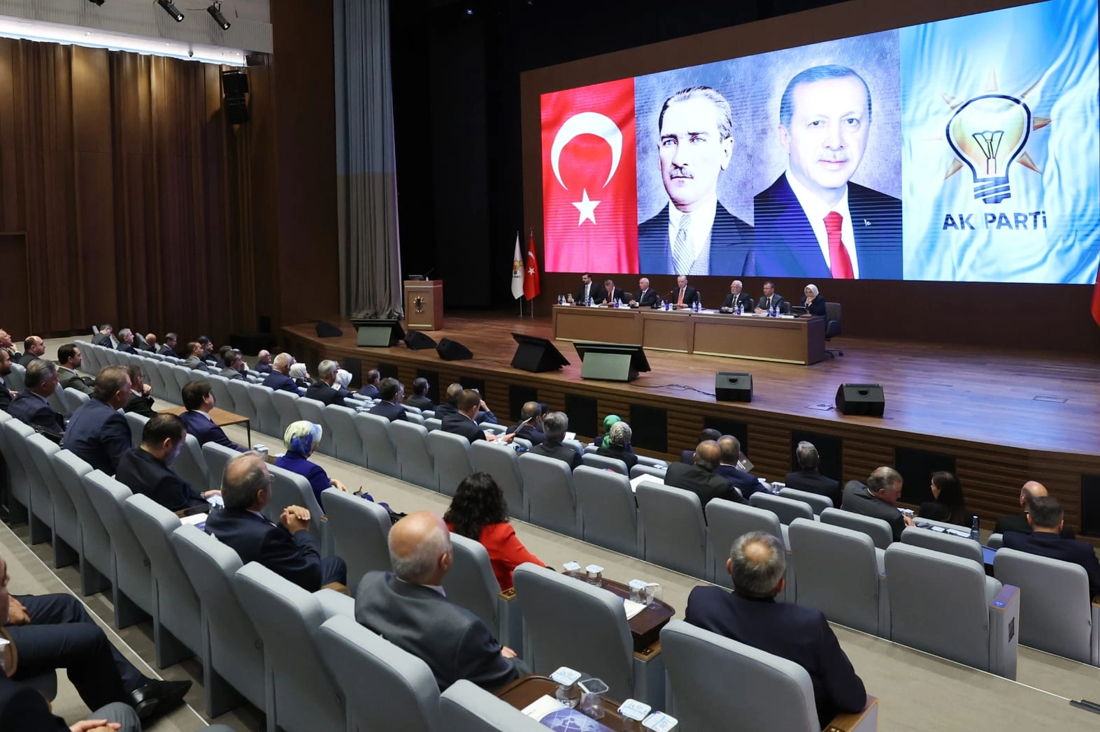 AK Parti MKYK toplandı... Kongre hazırlığı ilçelerden başlayacak -