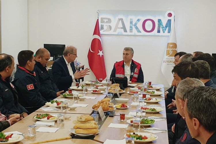 AK Partili Canbey, Balıkesir'de itfaiyecilerle sahur yaptı -